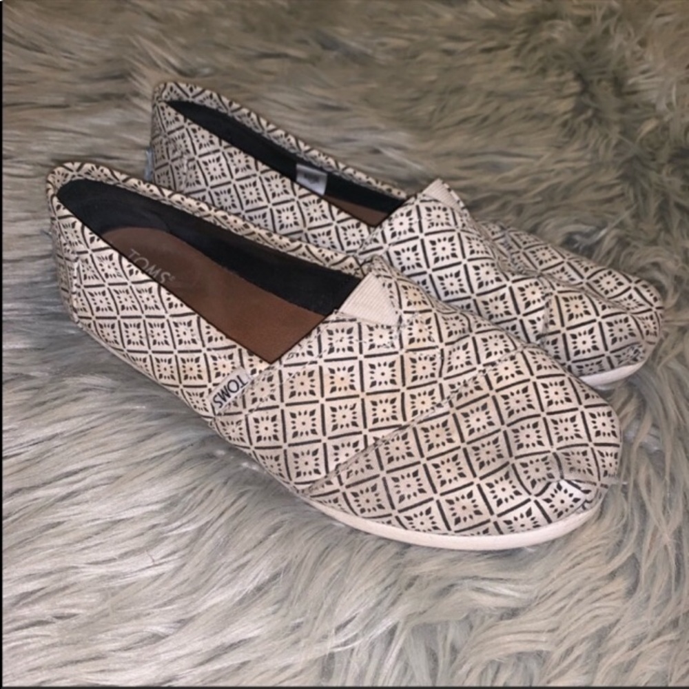 🌻5/35🌻 TOMS | Classic White With Black Print Slip On Slides - Picture 2 of 8